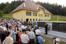 5. 7. 2015, Karlovica, Velike Lae – Predsednik republike na Karlovici nagovoril pietetni spravni dogodek ob postavitvi spominskega obeleja (STA/Tamino Petelinek)